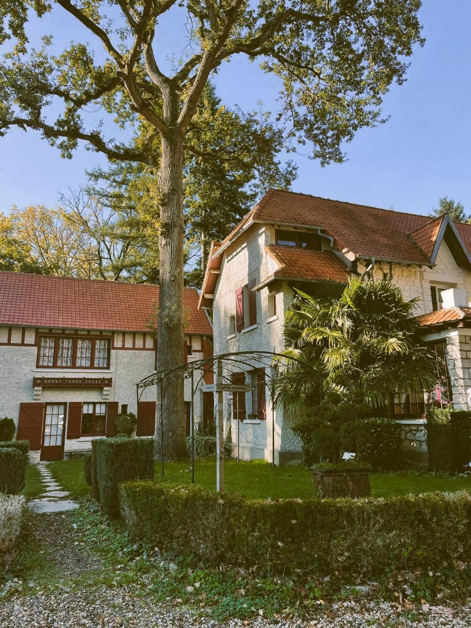 Hostellerie Du Lys Lamorlaye エクステリア 写真