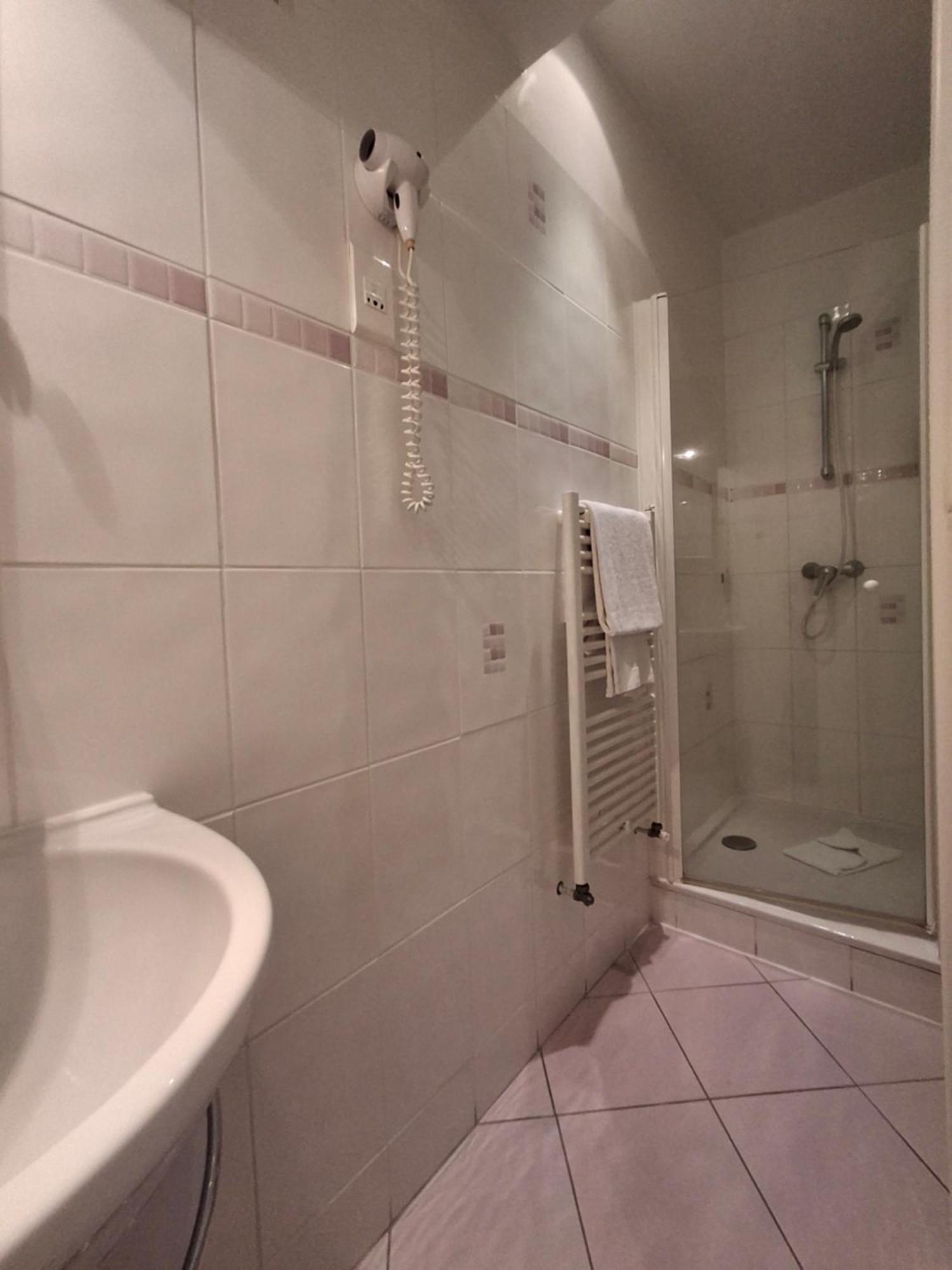 Hostellerie Du Lys Lamorlaye エクステリア 写真