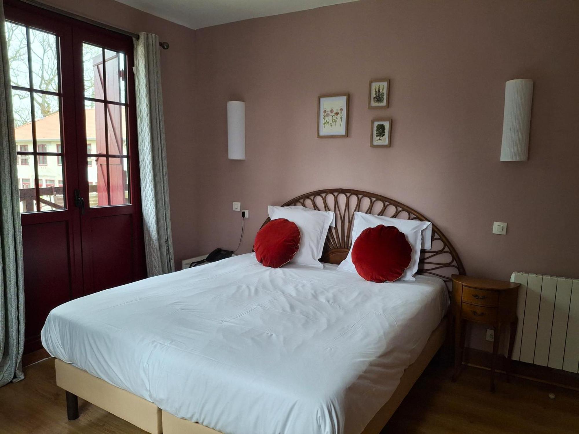 Hostellerie Du Lys Lamorlaye エクステリア 写真
