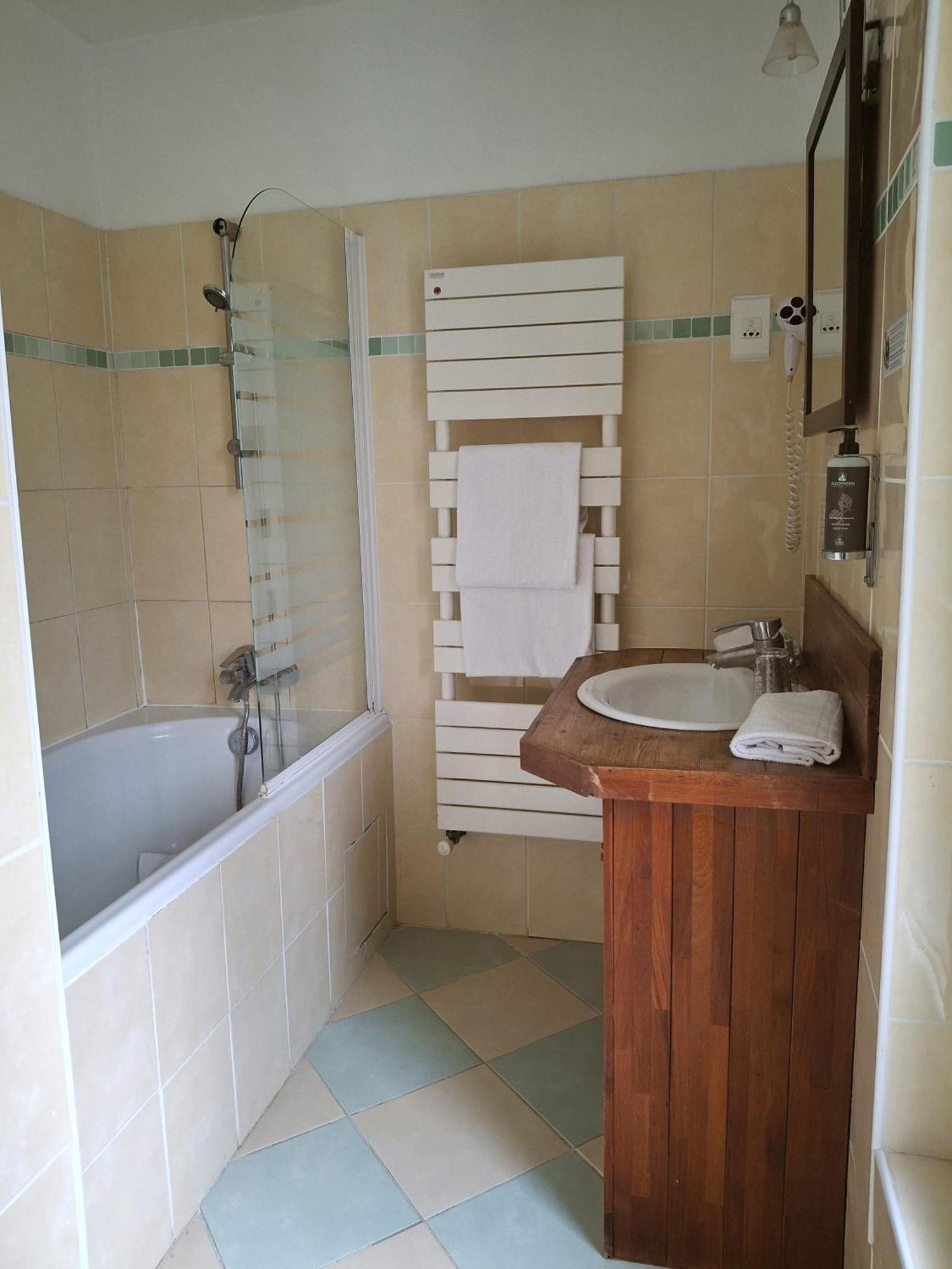 Hostellerie Du Lys Lamorlaye エクステリア 写真