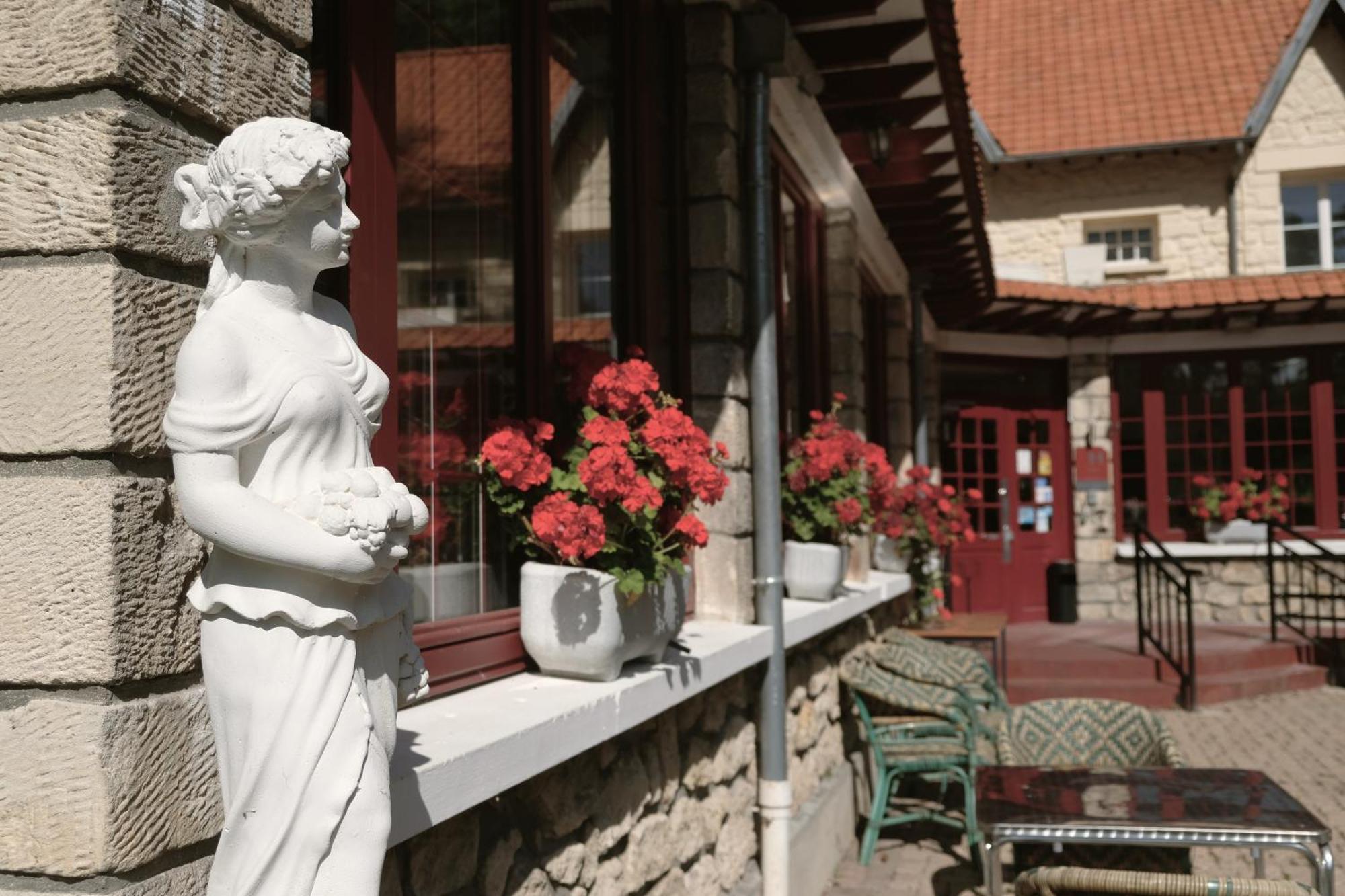 Hostellerie Du Lys Lamorlaye エクステリア 写真