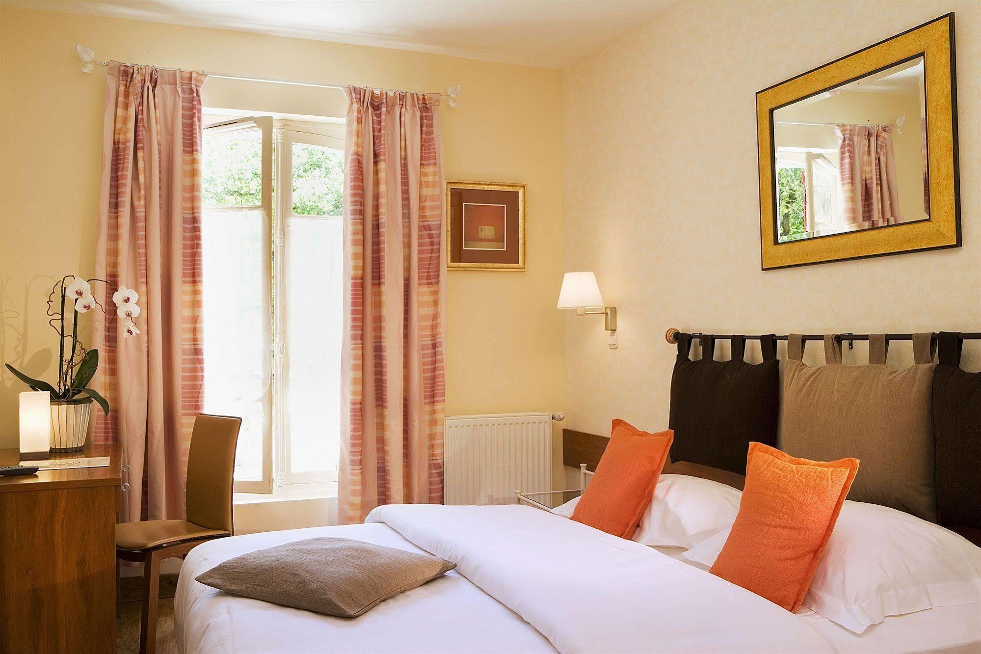 Hostellerie Du Lys Lamorlaye エクステリア 写真