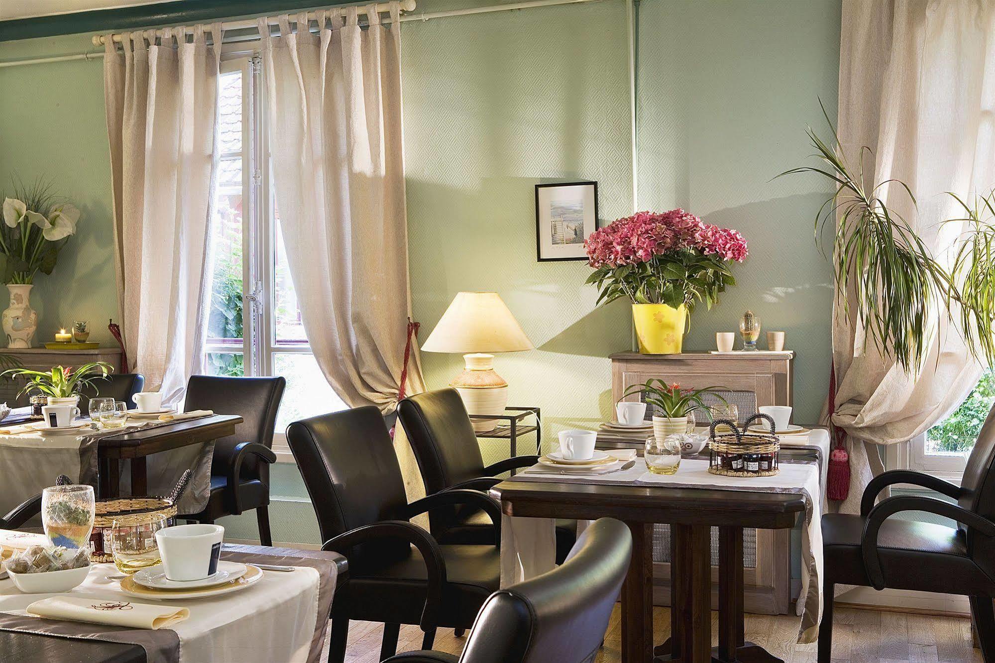 Hostellerie Du Lys Lamorlaye エクステリア 写真